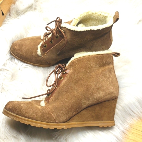Ellen Tracy Torino Wedge Boot fur trim 7 tan - Picture 1 of 10